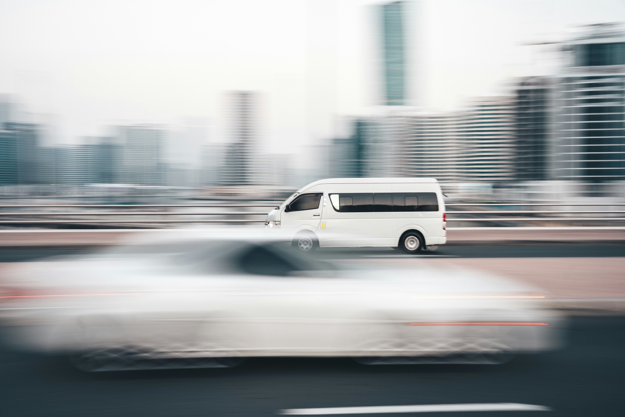 街を走る配送車両